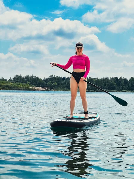 夏の湖上活動に立つ女性 — ストック写真