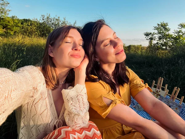 Couple Women Enjoying Sunset Picnic — Stock Photo, Image