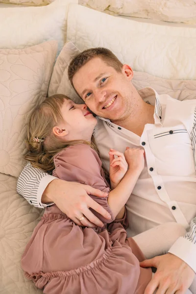 Padre Con Hija Teniendo Emociones Divertidas — Foto de Stock
