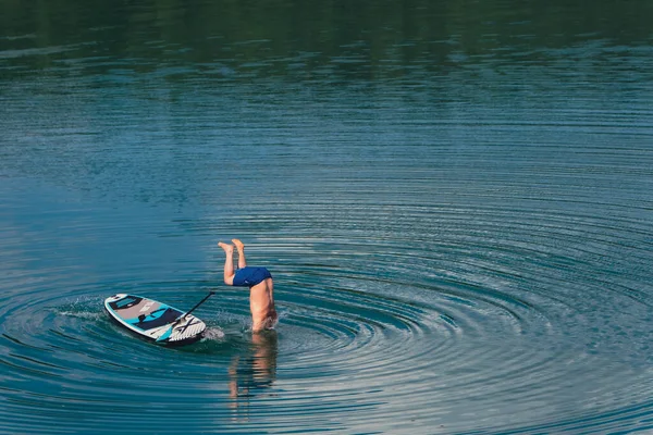 Man Sprong Van Supboard Water Kopieerruimte Zomer Water Activiteiten — Stockfoto