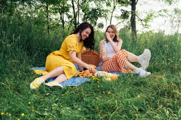 Two Young Women Laugh Blue Blanket Open Air Picnic — Stock Photo, Image