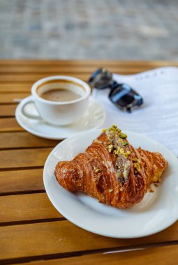 Yazlık terasta kruvasan ve kahveyle