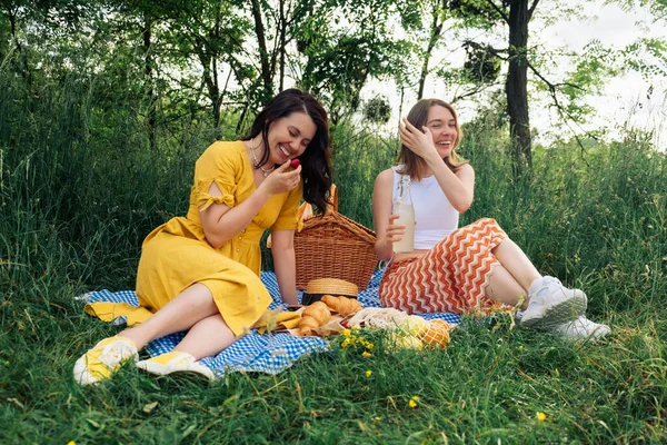 Two Young Women Laugh Blue Blanket Open Air Picnic — Stock Photo, Image