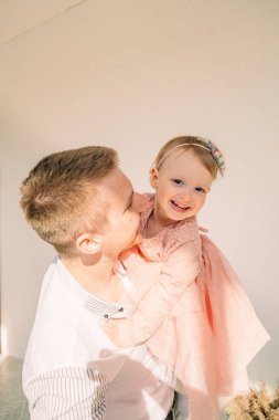 Baba ve kızı eğlenceli duygular yaşıyor.