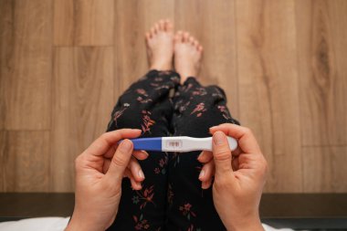 Kadın eliyle pozitif hamilelik testi Kopya alanını kapat
