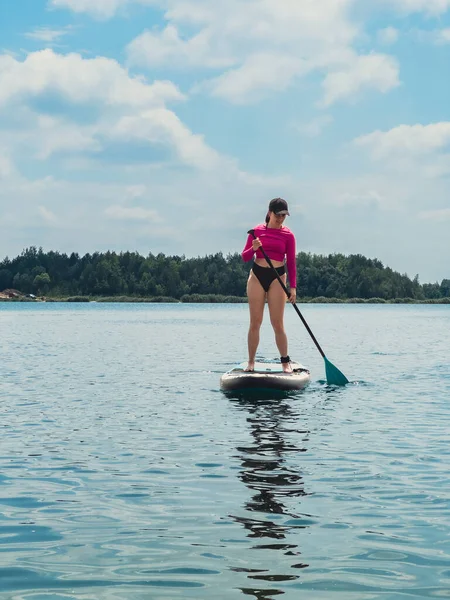 Beautiful Woman Standing Supboard Keep Balance Chilling Lake Water Activities — Stock Photo, Image