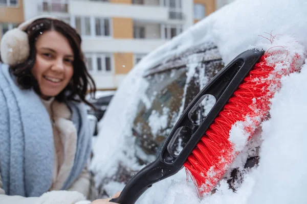 Kvinna Rengör Bilen Från Snö — Stockfoto