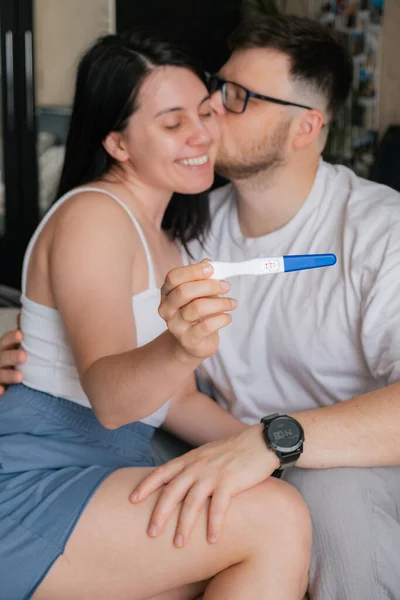Szczęśliwy Para Patrząc Pozytywny Test Ciążowy Przestrzeń Kopia — Zdjęcie stockowe