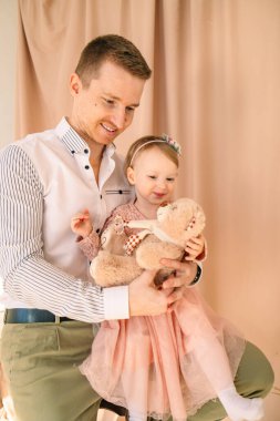 Stüdyoda küçük kızıyla babasının portresi.