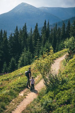 Babası ve kızı dağ yürüyüşü konseptinde.