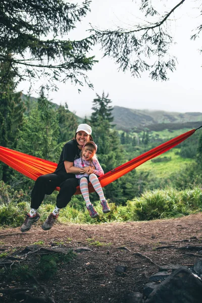 Жінка Дівчиною Гамак Горах Фоні Концепції Пішохідного Туризму — стокове фото