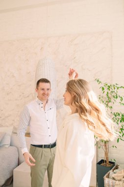 Güzel çift sarılma portresi