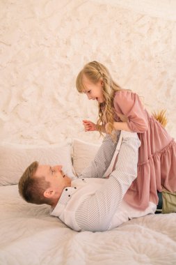 Baba ve kızı eğlenceli duygular yaşıyor.