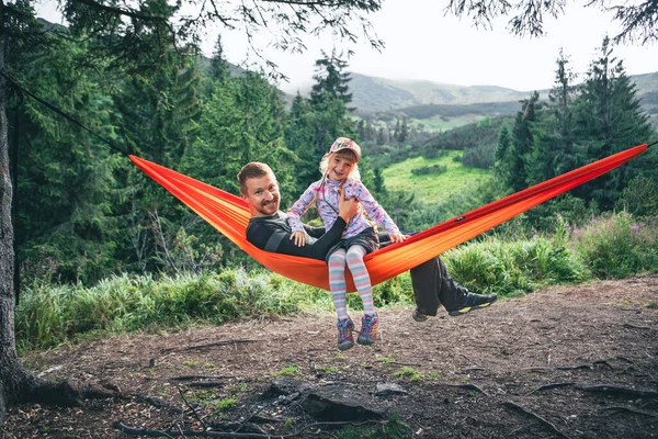 Happy Father Daughter Hammock Mountains Background Copy Space — Stock Photo, Image