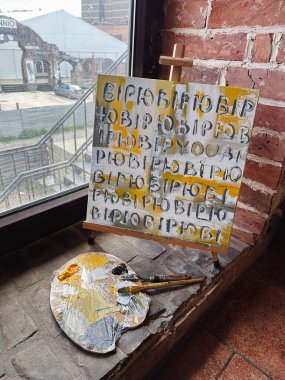 Penceredeki boya ve fırçayla boya Kopya alanı metni tuvale inanılıyor