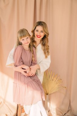 Mutlu anne ve kızı stüdyo resmi