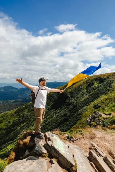 Man Bergen Met Oekraïense Vlag — Stockfoto