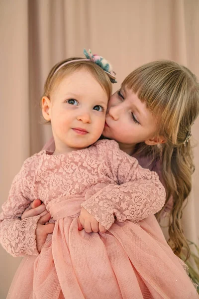 Portrait Cute Sisters Girls Kids Hugging Smiling — Stock Photo, Image