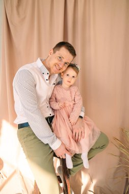 Stüdyoda küçük kızıyla babasının portresi.