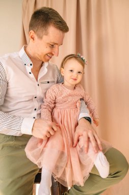 Stüdyoda küçük kızıyla babasının portresi.