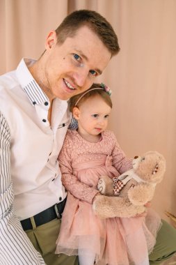 Stüdyoda küçük kızıyla babasının portresi.