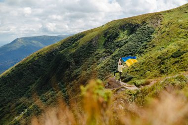 Ukrayna Bayrağıyla Dağdaki Kadın