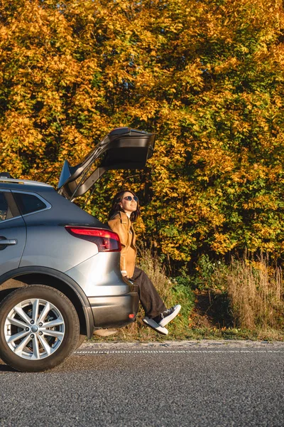 Zit Een Vrouw Kofferbak Van Auto Genieten Van Zon Terwijl — Stockfoto