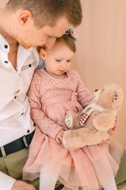 Stüdyoda küçük kızıyla babasının portresi.