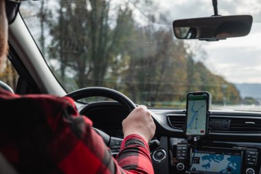 Otoyol gezisi konsepti adamım otobandan geçen sonbahar sezonu içerisinden bakıyor.