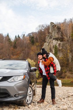 Rocky Mountain Sahili sonbahar sezonunda mutlu çift arabasıyla geziyor.