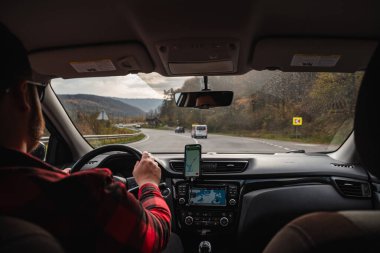 Otoyol gezisi konsepti adamım otobandan geçen sonbahar sezonu içerisinden bakıyor.