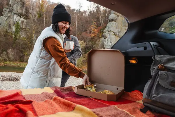 Pár Autó Csomagtartó Piknik Pihenés Természet Őszi Szezonban — Stock Fotó