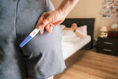 Kadının kocası için hamilelik testi sürprizi var.