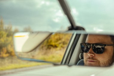 Araba aynası yolculuk konseptinde insan yansıması