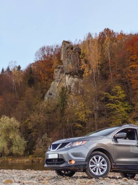 Mountain River yakınlarındaki Rocky Plajı 'nda arazi aracı kopyalanmış uzay sonbahar sezonu