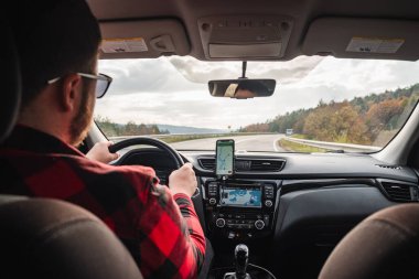 Otoyol gezisi konsepti adamım otobandan geçen sonbahar sezonu içerisinden bakıyor.