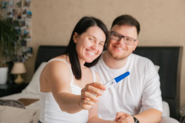 Lyckliga Par Tittar Positiva Graviditetstest Kopia Utrymme — Stockfoto