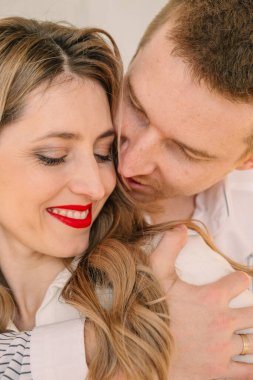 Güzel çift sarılma portresi