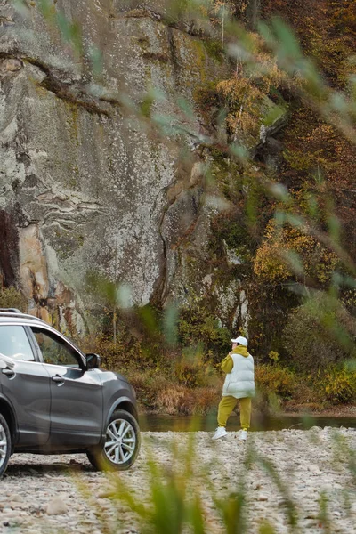 Κομψό Γυναίκα Αυτοκίνητο Ταξιδιώτη Σταματήσει Κοντά Στο Βουνό Ποτάμι Φθινόπωρο — Φωτογραφία Αρχείου