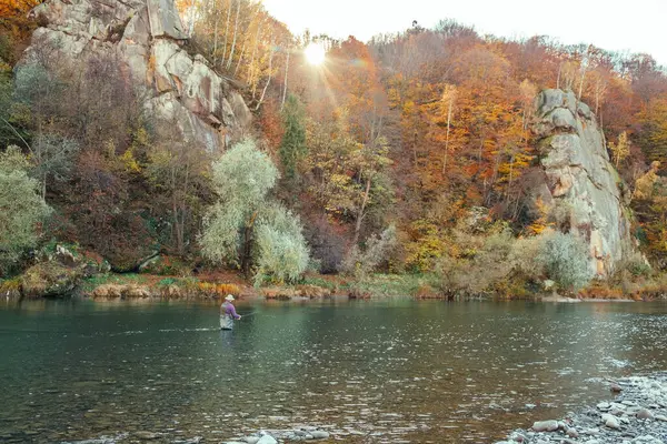 Rybacy Jesienią Góra Rzeka Przestrzeń Kopia — Zdjęcie stockowe