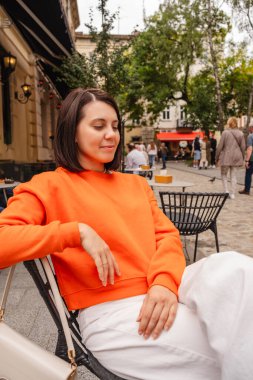 Avrupa 'nın sokak fotokopi alanındaki güzel stil sahibi kadın.