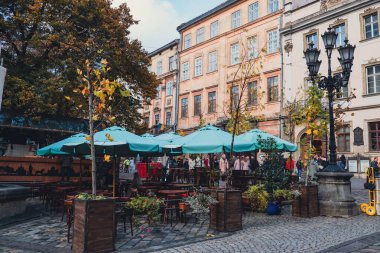 Lviv, Ukrayna - 30 Ekim 2022: Sonbahar sezonunda şehir merkezinde açık hava kafe