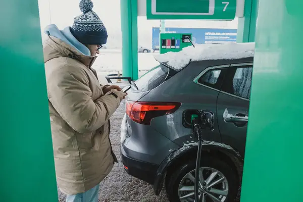Man fills up car and pays for gas with an app
