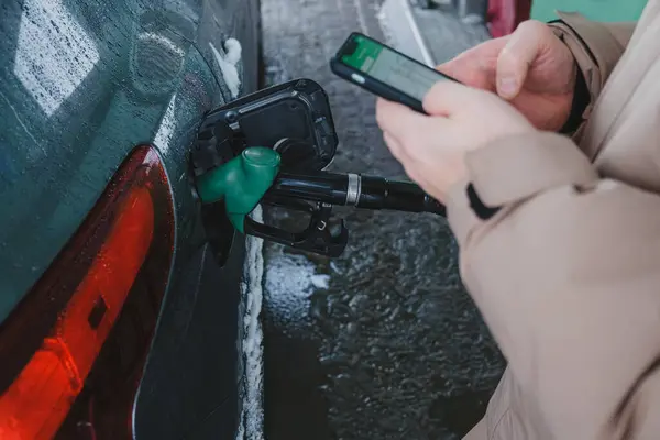 Man Fills Car Pays Gas App His Phone — Stock Photo, Image