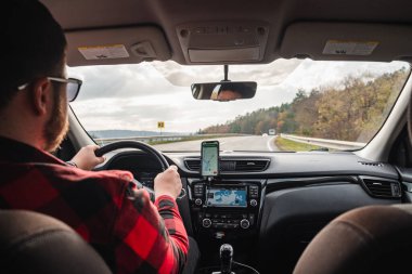 Otoyol gezisi konsepti adamım otobandan geçen sonbahar sezonu içerisinden bakıyor.