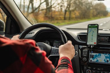 Otoyol gezisi konsepti adamım otobandan geçen sonbahar sezonu içerisinden bakıyor.