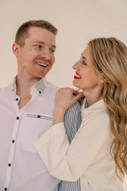 Güzel çift sarılma portresi