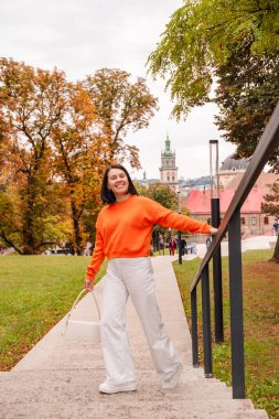 güler yüzlü stil sahibi kadın, güz aylarında Avrupa sokaklarında fotokopi alanında