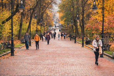 Lviv, Ukrayna - 30 Ekim 2022: Autumn City Park manzarası