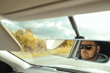 Araba aynası yolculuk konseptinde insan yansıması